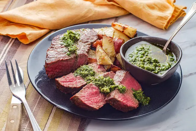 Recette Steaks sauce chimichurri, légumes sautés, plaisir de cuisiner au quotidien.
