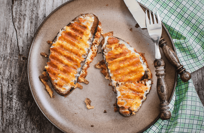 Recette Welsh Rarebit (Toast gallois au cheddar) - Crudités