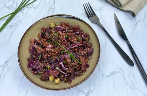 Recette de Salade de quinoa toute rouge aux noisettes grillées et aux cranberries - avocats