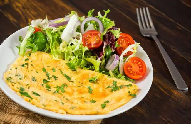 Recette Omelette menthe chèvre frais, salade, plaisir de cuisiner au quotidien.