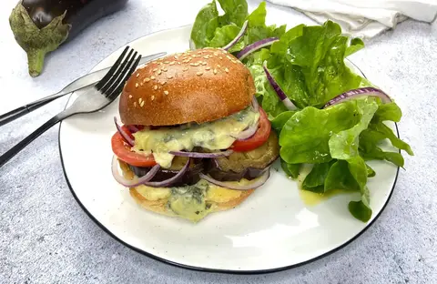 Recette de Burger veggie à l'aubergine et fourme d'Ambert, salade de tomates