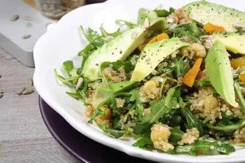 Recette de Salade gourmande de quinoa, avocat, noisettes