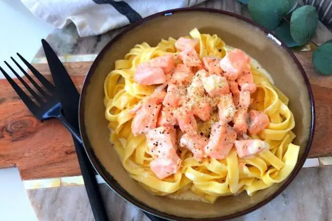 Recette Tagliatelles au saumon et carottes râpées, plaisir de cuisiner au quotidien.