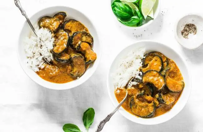 Recette Curry d'aubergines au lait de coco, riz, plaisir de cuisiner au quotidien.