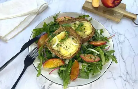 Recette de Salade haricots verts et nectarines grillées -Tartines chèvre chaud