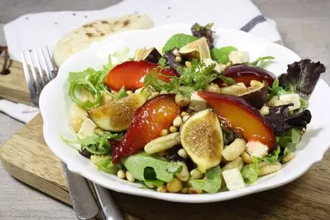 Recette de Salade complète de pâtes aux figues fraîches et pêches rôties